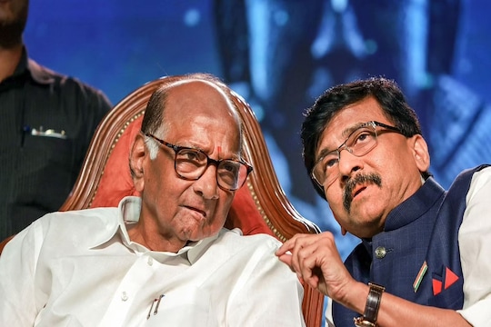 शरद पवारांच्या घरी तातडीची बैठक; वरिष्ठ नेत्यांसह संजय राऊतही पोहोचले