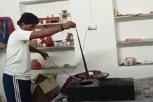 VIDEO : घरात सापडला 6 फूट साप, आणि 'या' माणसाची उडली धांदल VIDEO : घरात सापडला 6 फूट साप, आणि 'या' माणसाची उडली धांदल