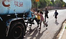 सातारा जिल्ह्याच्या 6 तालुक्यात भीषण पाणी टंचाई, हजारो नागरिकांना पाणीपुरवठा सातारा जिल्ह्याच्या 6 तालुक्यात भीषण पाणी टंचाई, हजारो नागरिकांना पाणीपुरवठा