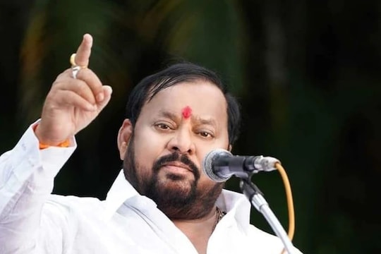 आमदार निवासातील शहाजी बापू पाटील यांच्या खोलीतील छताचा भाग कोसळला; बेडवर मातीचा ढीग