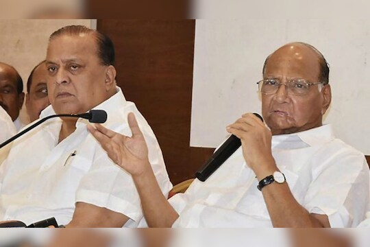 Kolhapur Sharad Pawar : कोल्हापूरच्या बंडखोर खासदारांना पाडण्यासाठी शरद पवारांचा गेम प्लॅन, मुश्रीफांना कामाला लागण्याचे आदेश