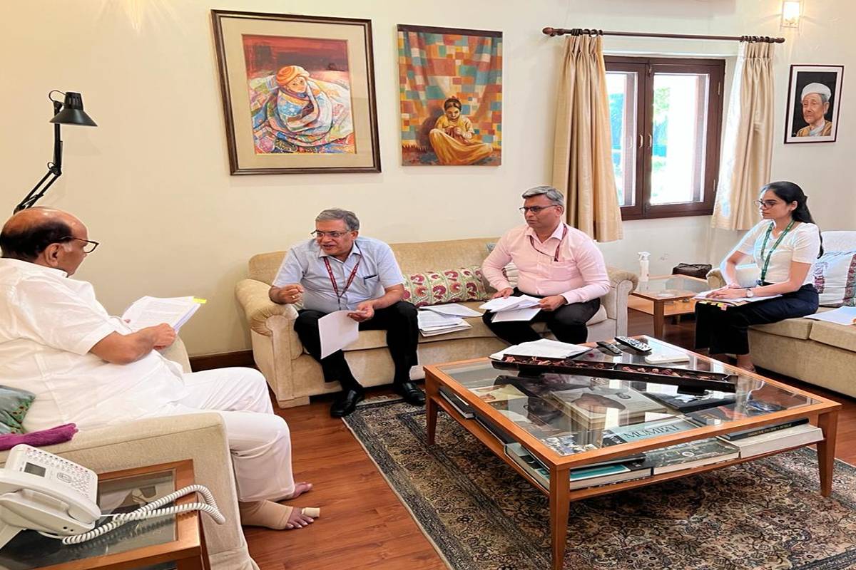 महाराष्ट्रात राजकीय उलथापालथ, दिल्लीत अमित शाहंचे 'सहकारी' शरद पवारांच्या भेटीला!