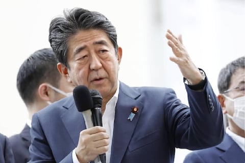  जपानचे माजी पंतप्रधान शिंजो आबे यांच्यावर गोळीबार (Former Japan PM Shinzo Abe shot in the chest) करण्यात आला होता. या हल्ल्यात त्यांचे निधन झाले आहे.