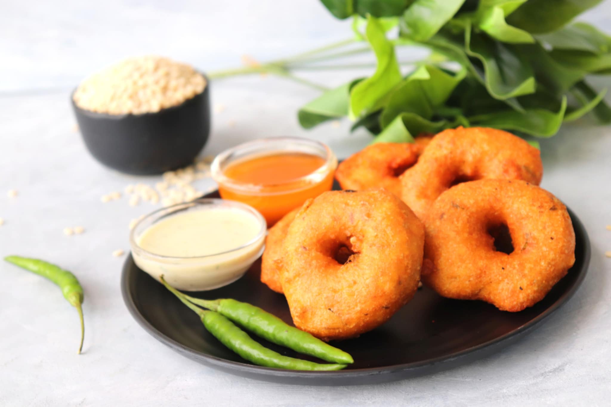 Medu Vada Recipe : अस्सल दाक्षिणात्य पद्धत्तीचा मेदू वडा कसा कराल?