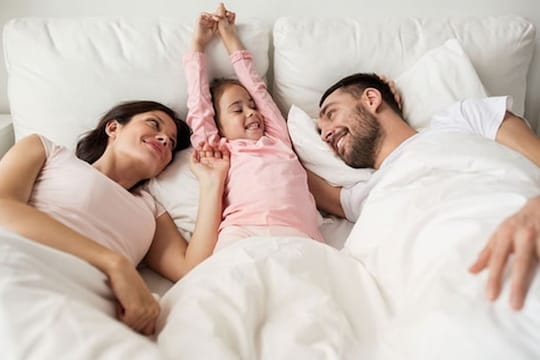 या वयात पालकांनी मुलांसोबत झोपणं थांबवावं! एक्सपर्ट्सनी सांगितली कारणं