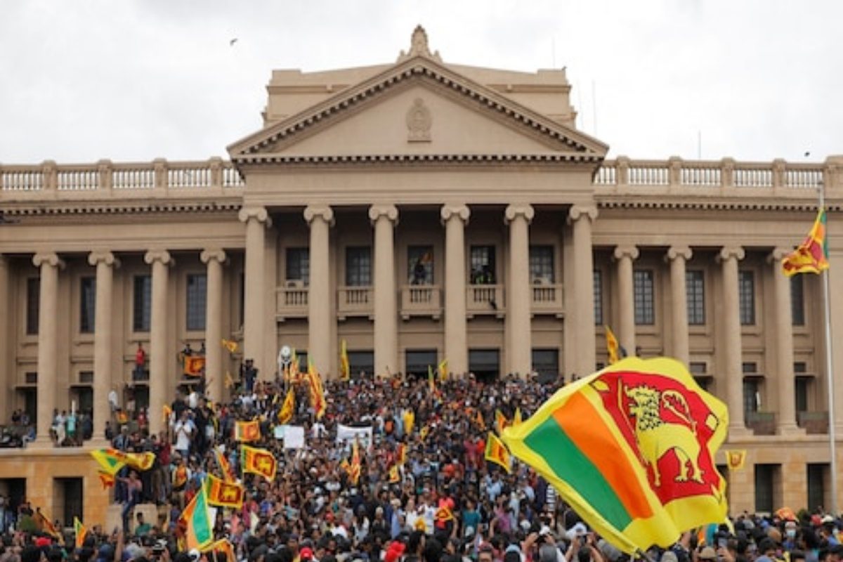 श्रीलंका 70 वर्षांतील सर्वात वाईट आर्थिक संकटात कसा बुडाला? एका कुटुंबाने कशी लावली देशाची वाट?