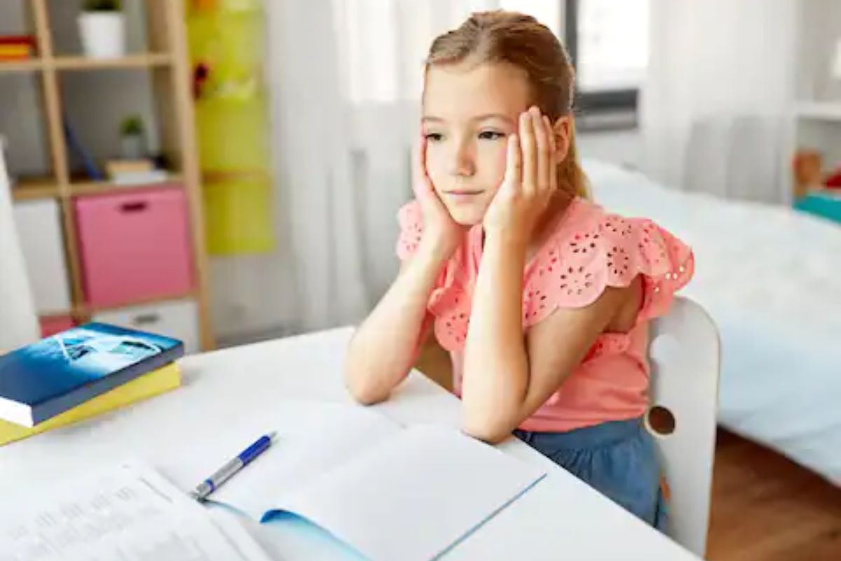 Parenting Tips : मुलं शाळेत जायला नकार देतायत? मुलांच्या मनातील शाळेच्या भीतीची 'ही' असू शकतात कारणं