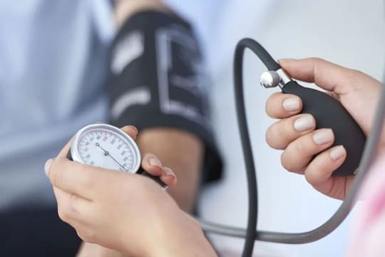 Hypertension : हाय ब्लड प्रेशर नियंत्रणात ठेवण्यासाठी पाणी कशी करेल मदत?