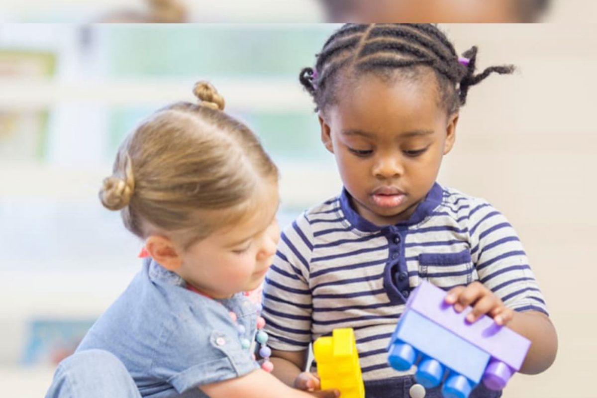 तुमचं मूल हट्टी आणि आत्मकेंद्री तर बनत नाहीये ना? या टिप्स वापरून मुलांना वेळीच शिकवा शेअरिंग