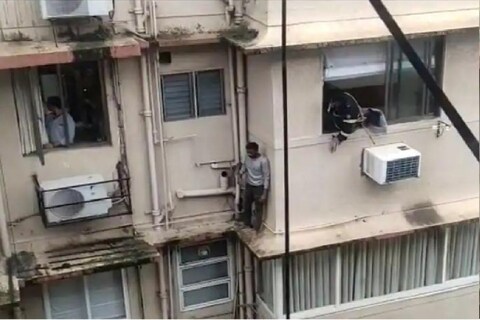 या व्यक्तीला खाली उतरविण्याचे रहिवाशांनाही खूप प्रयत्न केले. त्याला जेवण देण्याची तयारीही अनेकांनी दाखवली होती.