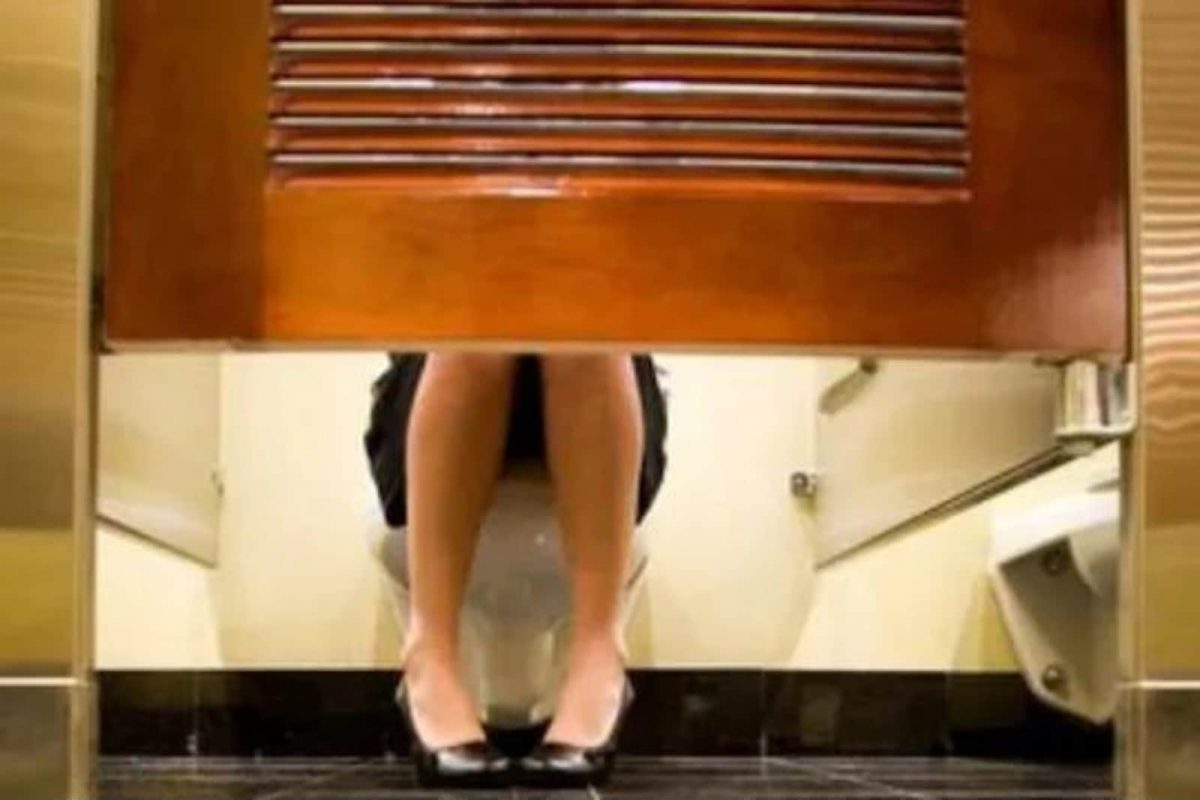 पोटात दुखल्याने टॉयलेटला जाताच झाली आई; प्रेग्नन्सी लक्षणांशिवायच तरुणीने अचानक दिला बाळाला जन्म