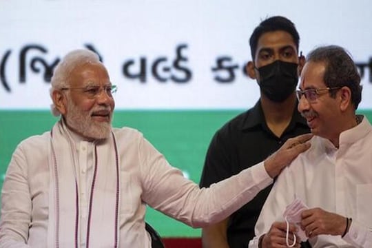 

राष्ट्रपतिपदाच्या निवडणुकीसाठी शिवसेनेच्या खासदारांनी एनडीएच्या उमेदवाराला पाठिंबा द्यावी अशी मागणी उद्धव ठाकरे यांच्याकडे केली होती.