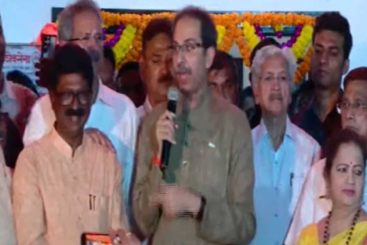 'माझे वडील चोरायला निघालेत, तुम्ही कसले मर्द, दरोडेखोर आहात', उद्धव ठाकरेंचा घणाघात