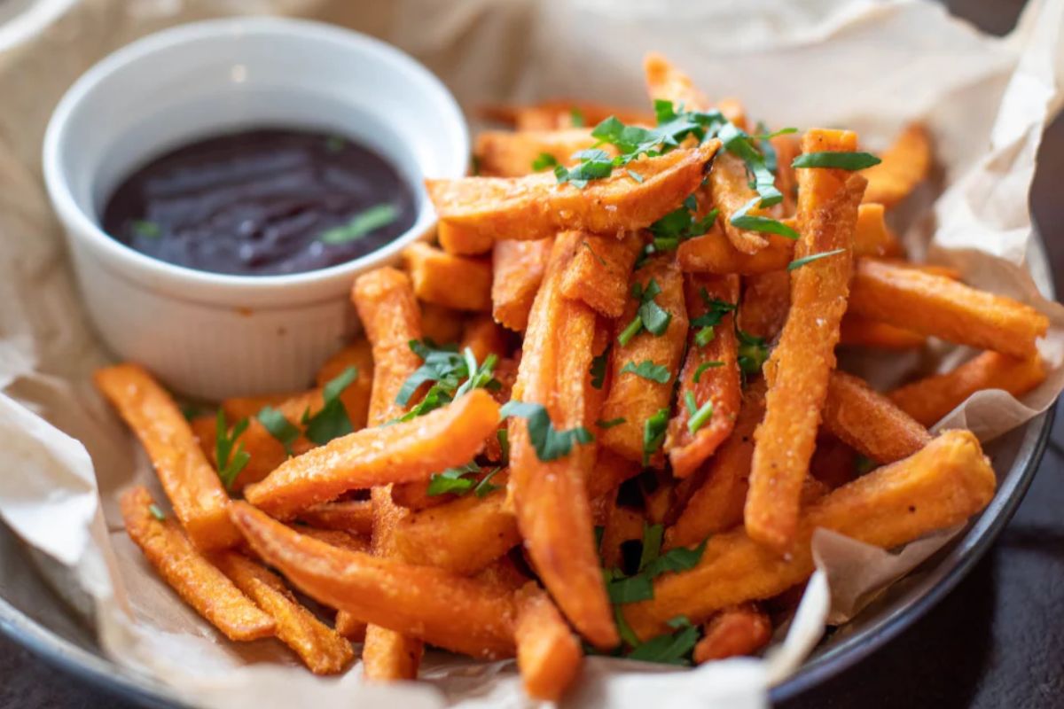 Healthy Fries : मुलांना अनहेल्दी बटाट्याच्या फ्राईजपासून ठेवा दूर, बनवा हे दोन प्रकारचे हेल्दी आणि टेस्टी फ्राईज