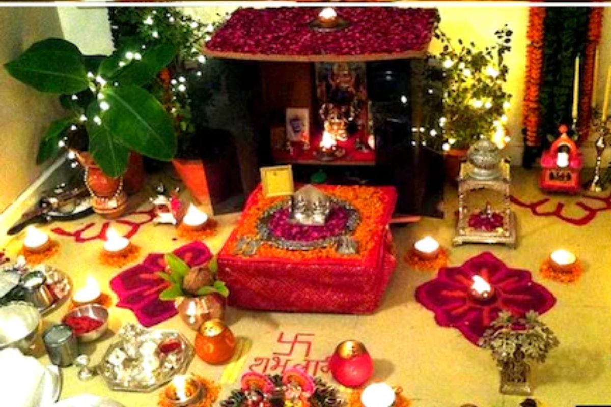 7- जीवनातील सर्व संकटांपासून मुक्ती आणि प्रगतीसाठी देवी लक्ष्मीच्या खालील मंत्राचा जप करा.
या रक्ताम्बुजवासिनी विलासिनी चण्डांशु तेजस्विनी।
या रक्ता रुधिराम्बरा हरिसखी या श्री मनोल्हादिनी॥
या रत्नाकरमन्थनात्प्रगटिता विष्णोस्वया गेहिनी।
सा मां पातु मनोरमा भगवती लक्ष्मीश्च पद्मावती ॥