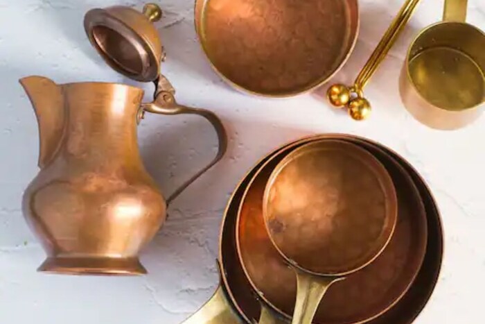 पितळेची भांडी पितळेची भांडी (Brass Utensils) लोकांना आपल्या घरात हवी असतात. मात्र त्याची काळजी घेणं वेळखाऊ काम असतं म्हणून ते त्याचा फारसा वापर करत नाही. त्यामुळे ही भांडी किचन किंवा घरातील अडगळीच्या खोलीत पडून राहतात. मात्र वास्तू शास्त्रानुसार असे केल्याने घरात शनी देवांचा वास निर्माण होतो आणि त्यांच्या आणि शनी देवांचा प्रकोप कोणावरही ना झालेलाच बरा. 