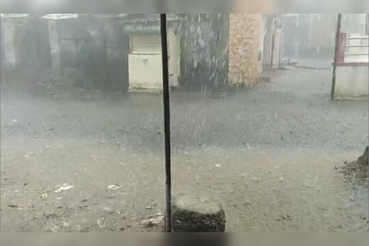 vidarbha rain update : विदर्भात पावसाने घरं पडून लोक मरतायेत, नेते मात्र फोडाफोडीत व्यस्त नागरिकांचा संताप