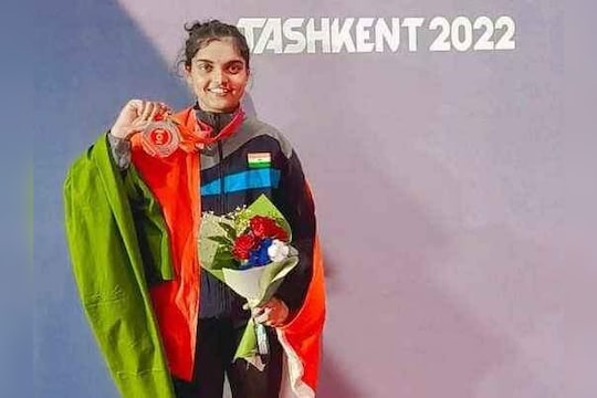 Asian Youth Weightlifting Championship : दोन्ही पाय निकामी, तरीही बाबा चहा विकतो तर आई दवाखान्यात कामगार पण कोल्हापूरच्या निकिताने जगात केलं नाव
