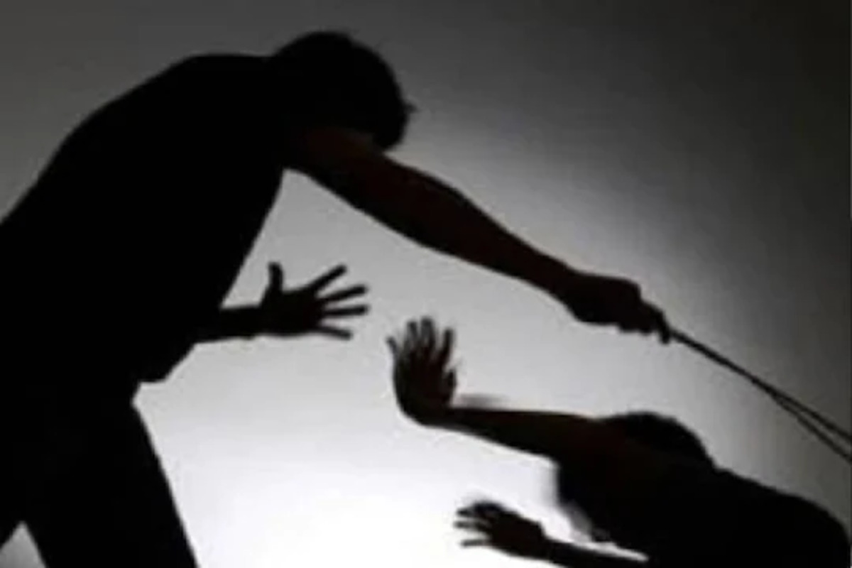 तीन मुलींची आई गेली प्रियकरासोबत राहायला, पतीने गावकऱ्यांसोबत मिळून केलं किळसवाणं कृत्य