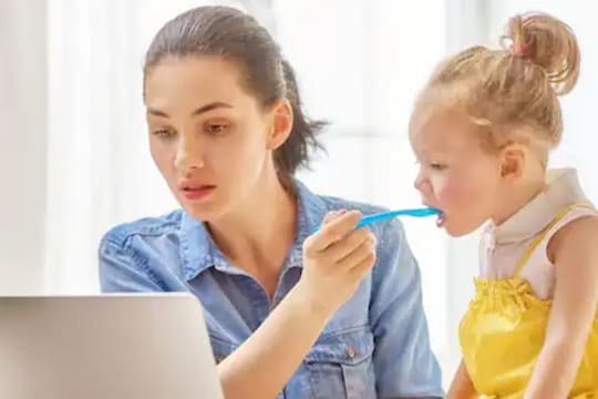 काम आणि घर सांभाळताना ओढाताण होतेय? या टिप्स वापरून महिला साधू शकतात कामात समतोल