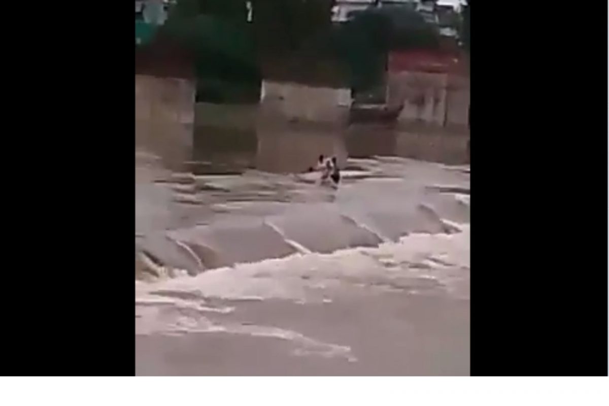 Video : पुरातून वाहणाऱ्या तरुणाला वाचवण्यासाठी घेतली उडी; जीवाचीही पर्वा केली नाही