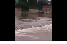 Video : पुरातून वाहणाऱ्या तरुणाला वाचवण्यासाठी घेतली उडी; जीवाची पर्वा केली नाही Video : पुरातून वाहणाऱ्या तरुणाला वाचवण्यासाठी घेतली उडी; जीवाची पर्वा केली नाही