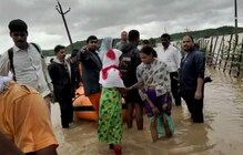 PHOTOS गडचिरोलीत महापुरात अडकलेल्या गर्भवती महिलांना SDRF च्या जवानांनी वाचवलं PHOTOS गडचिरोलीत महापुरात अडकलेल्या गर्भवती महिलांना SDRF च्या जवानांनी वाचवलं