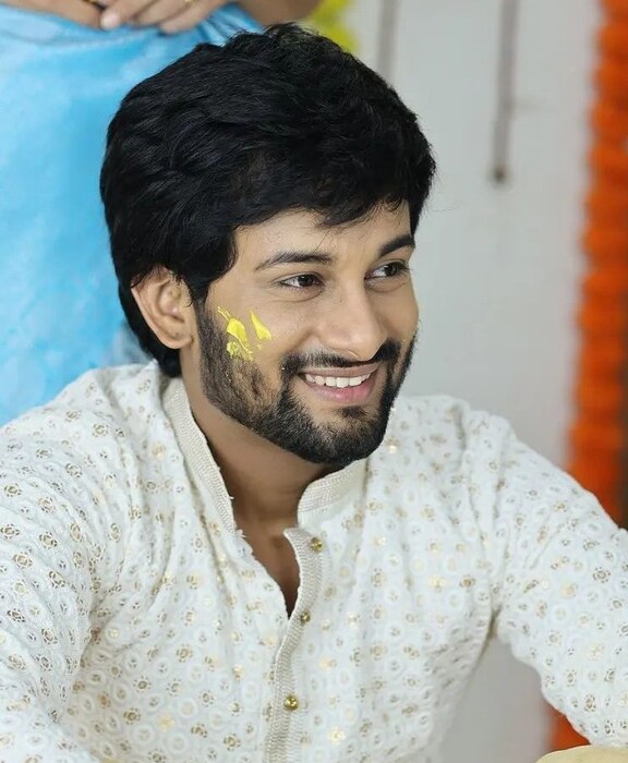 मेहंदी नंतर आता इंद्रा दीपूच्या हळदीचे काही क्षणही पाहायला मिळत आहेत.  