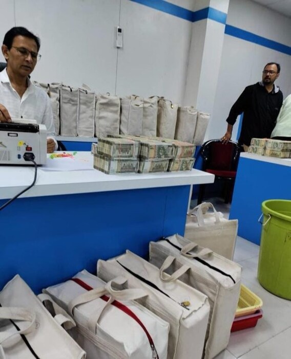 मागील 1 ऑगस्टपासून हे धाड सत्र सुरू होते. तब्बल 8 दिवस ही कारवाई चालली. आयकर विभागाचे अधिकारी वेगवेगळ्या पथकांमार्फत एकाचवेळी वेगवेगळ्या ठिकाणी छापेमारी केली. 