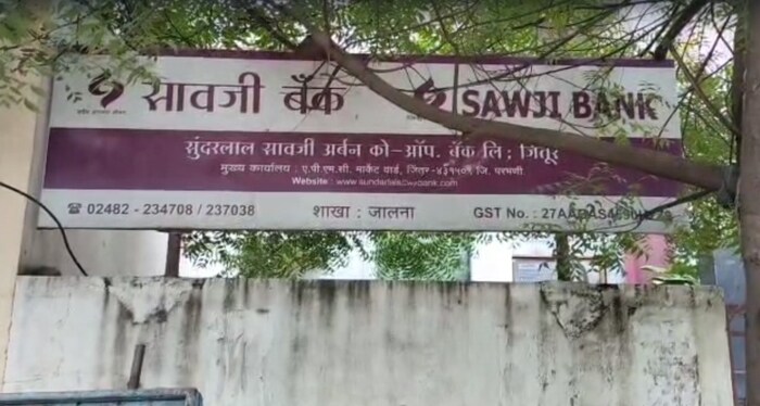 एकूण सुमारे ३०० कोटींची बेहिशेबी मालमत्ता आढळली आहे. तर औरंगाबादेतही दोन व्यावसायिकांवर छापे टाकण्यात आले. त्यांच्याकडून ५८ कोटी रोख जप्त केली आहे. यात १६ काटींचे सोन्याचे दागिने, हिरे आढळले आहे. 