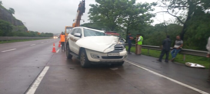 अपघातानंतर गाडीचं चाकही तुटलेलं दिसतं. खोपली इथल्या बातम बोगद्याजवळ हा अपघात घडला. 