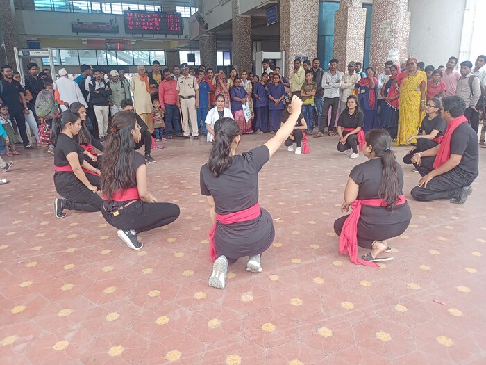 औरंगाबाद, 15 ऑगस्ट : रक्तदान हे सर्वश्रेष्ठ दान म्हणून ओळखलं जातं.मात्र अनेक नागरिक सुदृढ असतानाही रक्तदान करत नाही. यामुळे अनेक गरजू रुग्णांना अत्यावश्यक असताना देखील रक्त मिळत नाही. त्यांच्या नातेवाईकांना रक्तासाठी वन वन फिरावं लागतं. रक्तदान करण्यासंदर्भात नागरिकांमध्ये विविध गैरसमज आहेत आणि याच कारणांमुळे नागरिक रक्तदान करत नसल्याचं दिसून येत आहे. नागरिकांमध्ये असलेले गैरसमज दूर करण्यासाठी एमजीएम रुग्णालयातील विद्यार्थ्यांनी रेल्वे स्थानक परिसरामध्ये पथनाट्य करून नागरिकांमध्ये जनजागृती केली. 
