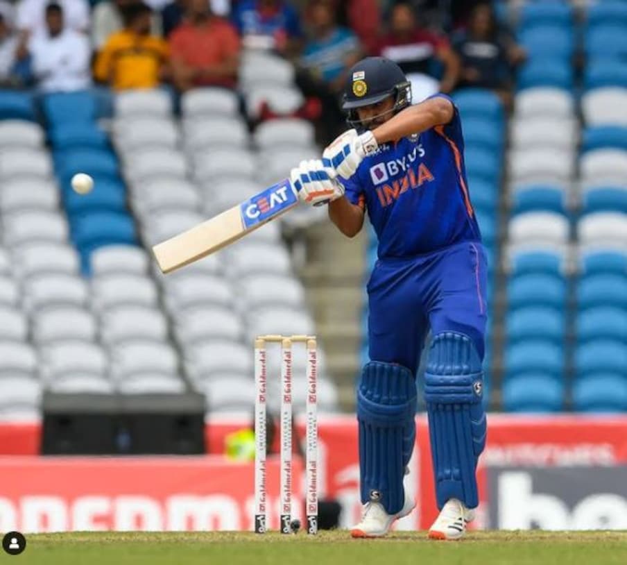 मार्टिन गप्टिलचा (Martin Guptil) सर्वाधिक षटकारांचा विक्रम मागे टाकण्यासाठी रोहित शर्माला (Rohit Sharma) 11 षटकारांची गरज आहे. T20 आंतरराष्ट्रीय सामन्यांमध्ये सर्वाधिक धावांबद्दल बोलायचं झालं तर रोहितने 3443 धावा केल्या आहेत, तर गुप्टिलच्या नावावर 3399 धावा आहेत. (इंडियनक्रिकेटम/इन्स्टाग्राम)