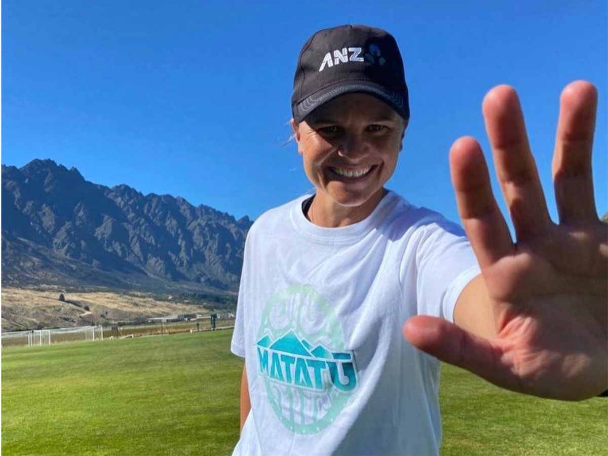 टी-20 इंटरनॅशनलमध्ये सर्वाधिक धावा करणाऱ्या खेळाडूंबद्दल बोलायचे झाल्यास, न्यूझीलंडची महिला फलंदाज सुझी बेट्स महिला किंवा पुरुष दोन्हींमध्ये पहिल्या क्रमांकावर आहे. तिने राष्ट्रकुल स्पर्धेत दक्षिण आफ्रिकेविरुद्ध नाबाद 91 धावांची खेळी करून हा विक्रम केला. तिने आतापर्यंत 127 सामन्यात 3471 धावा केल्या आहेत. तिनं एक शतक आणि 22 अर्धशतके झळकावली आहेत. (सुझी बेट्स इन्स्टाग्राम)