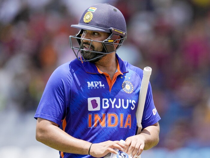 टीम इंडियाचा कर्णधार रोहित शर्मा एकूण महिला आणि पुरुषांमध्ये सर्वाधिक धावा करण्याच्या बाबतीत दुसऱ्या स्थानावर आहे. त्याने 129 टी-20 सामन्यांमध्ये 32 च्या सरासरीने 3443 धावा केल्या आहेत. त्याने 4 शतके आणि 27 अर्धशतके झळकावली आहेत. 118 धावांची त्याची सर्वोत्तम खेळी आहे. (एपी)