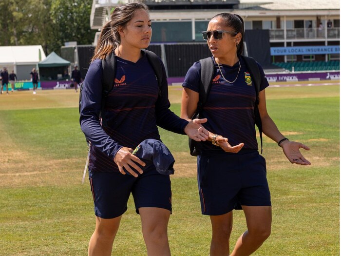 निच्चांकी धावसंख्येच्या बाबतीत पुरुष संघाने एका डावात फक्त 3 गोलंदाज वापरून विरूद्ध संघाचा डाव समाप्र केला होता. मात्र, महिलांनी फक्त 2 गोलंदाजांच्या जोरावर विरोधी संघाचा धुव्वा उडवला. 2011 मध्ये दक्षिण आफ्रिकेच्या महिला संघाने नेदरलँड्सला 16.3 षटकात 36 धावांत गुंडाळले होते. (शबनीम इस्माईल इंस्टाग्राम)