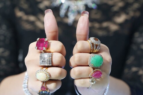 Gemstone : कोणत्या बोटात कोणतं रत्न घालावं; योग्य दिवस आणि शुभ वेळ जाणून घ्या Gemstone : कोणत्या बोटात कोणतं रत्न घालावं; योग्य दिवस आणि शुभ वेळ जाणून घ्या