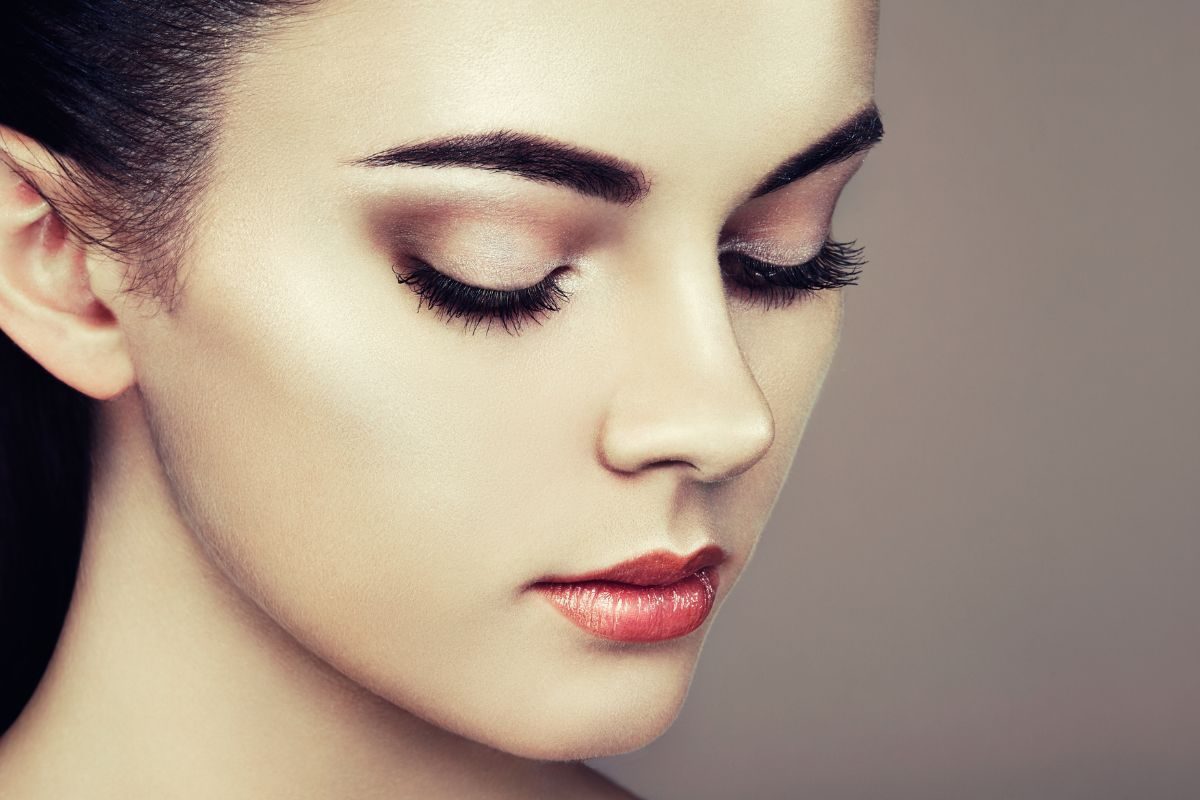 ग्लॅमरस लुकसाठी चेहऱ्याच्या 'या' भागांना करा हायलाईट; मेकअपमध्ये 'या' स्मार्ट टिप्स वापरून बघा