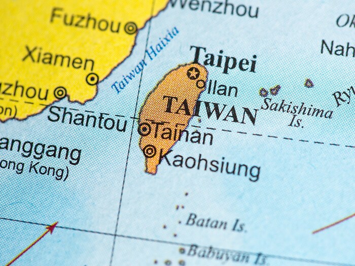 तैवान (Taiwan) सध्या अमेरिका आणि चीनमुळे (China) चर्चेत आहे. हेच दोन महासत्तांमधील संघर्षाचे कारण असल्याचे दिसते. पण तैवान हा अनेक अर्थांनी जगाचा वेगळा आणि खास प्रदेश आहे. राजकीयदृष्ट्या तैवान हा स्वतंत्र देश नाही किंवा अधिक तंतोतंत सांगायचे तर तेथील लोकांनी तैवानचे वेगळे राष्ट्र घोषित केलेले नाही. पण या देशाला स्वतःचे सैन्य, शासन व्यवस्था आणि स्वतःचा ध्वज आहे. येथील लोक राष्ट्रवादी चिनी आहेत ज्यांना कम्युनिस्ट चीनच्या अधिपत्याखाली राहायचे नाही. पण एकल चीनच्या (One china) मान्यतेवर नक्कीच विश्वास आहे. जगातील अनेक देश तैवानकडे एक देश म्हणून पाहतात. (प्रतिकात्मक फोटो: शटरस्टॉक)