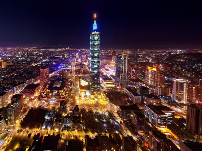 तैवानची राजधानी तैपेई शहर (Taipei City) हे जागतिक व्यापार केंद्र म्हणून प्रसिद्ध आहे. मात्र, येथील अनेक इमारती या शहराच्या सौंदर्यात भर घालतात. यातील सर्वात प्रसिद्ध आहे तैपेई 101 ही इमारत, जी पाहण्यासाठी लोक लांबून येतात. 101 मजली असलेली ही गगनचुंबी इमारत तैपेई शहराची ओळख बनली आहे. त्याच्या आत एक बहुस्तरीय शॉपिंग मॉल, काही कार्यालये आणि 89व्या मजल्यावर एक निरीक्षण डेक आहे, जेथून रात्रीच्या वेळी संपूर्ण शहर खूप सुंदर दिसते. (प्रतिकात्मक फोटो: शटरस्टॉक)