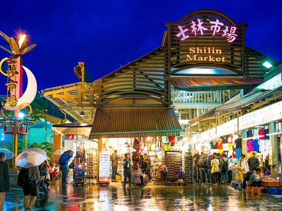 तैवानमधील (Taiwan) सर्वात प्रसिद्ध गोष्ट म्हणजे तैवानचे नाईट मार्केट. येथे येणारा प्रत्येक पर्यटक येथील रात्रीचा बाजार पाहिल्याशिवाय जात नाही. येथे एक नव्हे तर अनेक शहरांचे नाईट मार्केट (Night Market) प्रसिद्ध आहेत, तैवान बेटावर जवळपास 300 ओपन नाईट मार्केट आहेत. यातील सर्वात प्रसिद्ध म्हणजे पाइप सिटीतील शिलिन नाईट मार्केट. विविध प्रकारचे खाद्यपदार्थ (Taiwanese Food) आणि कार्निव्हल गेम्स, शीतपेये इत्यादी लोकांमध्ये तसेच परदेशी पर्यटकांमध्ये खूप लोकप्रिय आहेत. (प्रतिकात्मक फोटो: शटरस्टॉक)