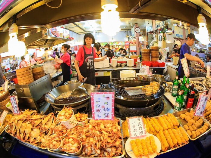 तैवानला (Taiwan) जाणार्‍या पर्यटकांमध्ये सर्वात प्रसिद्ध आहे ते तेथील खाद्यपदार्थ. येथील खाद्यपदार्थांची विविधता जगभर प्रसिद्ध आहे. इथले स्ट्रीट फूड खूप लोकप्रिय आहे. येथील नाईट मार्केटमधील खाद्यपदार्थांचे खुले स्टॉल म्हणजे त्यांचा जीव. सॉसेज, बीफ नूडल्स, पॅनकेक्स, टोफू, फ्राईड राईस, सोयामिल्क, फ्राईड डॉफ, मँगो शेव्हड आईस्क्रीम असे अनेक पदार्थ अनेकांना आवडतात. (प्रतिकात्मक फोटो: शटरस्टॉक)