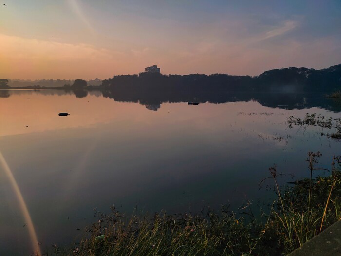 प्लास्टिक प्रदूषण (Plastic Pollution) ही खूप मोठी समस्या आहे. प्लास्टिकचा वापर बंद करणे ही एक मोठी समस्या असताना दुसरीकडे प्लास्टिक कचऱ्याला सामोरे जाण्याचे आव्हानही भयंकर स्वरूप धारण करत आहे. यावर बरेच संशोधन चालू आहे. आता शास्त्रज्ञांनी सरोवरांमध्ये असे नैसर्गिक जीवाणू (Bacteria in Lakes) शोधून काढले आहेत जे नैसर्गिक पदार्थांपेक्षा प्लास्टिकच्या अवशेषांवर जलद आणि अधिक प्रभावीपणे वाढतात. या जिवाणूंची खास गोष्ट म्हणजे ते प्लॅस्टिकमधील कार्बन संयुगे (Carbon compounds) तोडतात आणि या तुटलेल्या पदार्थाचा ते अन्न म्हणून वापर करतात. (प्रतिकात्मक फोटो: शटरस्टॉक)