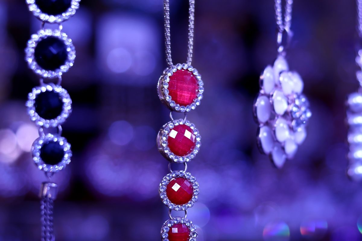 Locket Tips : लॉकेटचे असे तोटे पण असतात; गळ्यात घालताना हे नियम एकदा समजून घ्या