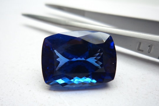 नीलम रत्नाचा या राशीच्या लोकांना होतो खास फायदा; धारण करताना अशा चुका टाळा