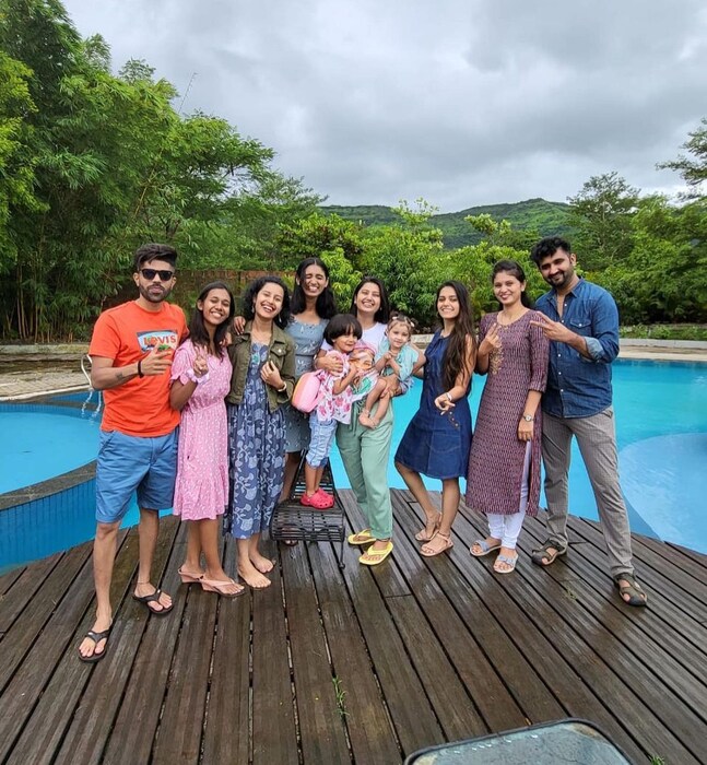 इतकंच नव्हे तर अभिनेत्रीने काल एक व्हिडीओ शेअर केला होता. यामध्ये ती आपल्या भावंडांसोबत लगोरीचा डाव खेळताना दिसली होती. 