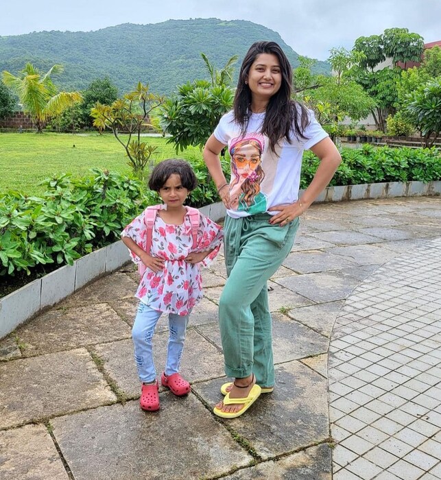 विशेष म्हणजे अभिनेत्री भाचीसोबत क्युट पोजही देताना दिसून येत आहे. 