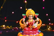 शुक्रवारी या पद्धतीनं करावं लक्ष्मीपूजन; कुटुंबात राहील ऐश्वर्य, वैभव सुख-शांती