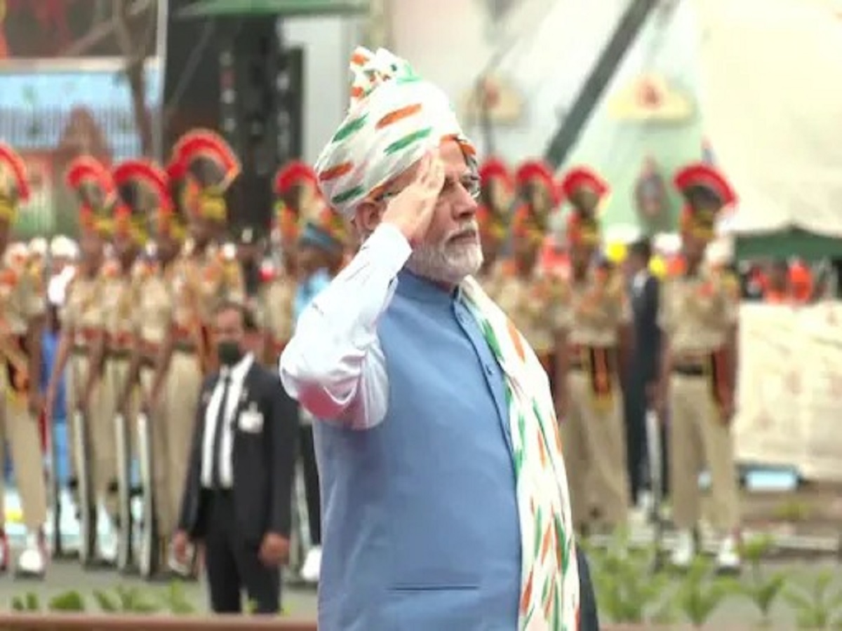 राजकारणात आल्यानंतर देशाचा पंतप्रधान होण्याचे प्रत्येक व्यक्तीचे स्वप्न असते. त्यांच्या आयुष्यात तो दिवस यावा, जेव्हा त्यांना लाल किल्ल्याच्या तटबंदीवर तिरंगा फडकवण्याची संधी मिळेल. स्वातंत्र्याच्या वर्धापनदिनानिमित्त त्यांना देशातील जनतेला संबोधित करता यावं. सत्तेत आल्यानंतर नरेंद्र मोदी यांनी सलग 9व्यांदा लाल किल्ल्यावर ध्वजारोहण केले. कोणत्याही पंतप्रधानांसाठी हा खास प्रसंग असतो.(फोटो-न्यूज18)