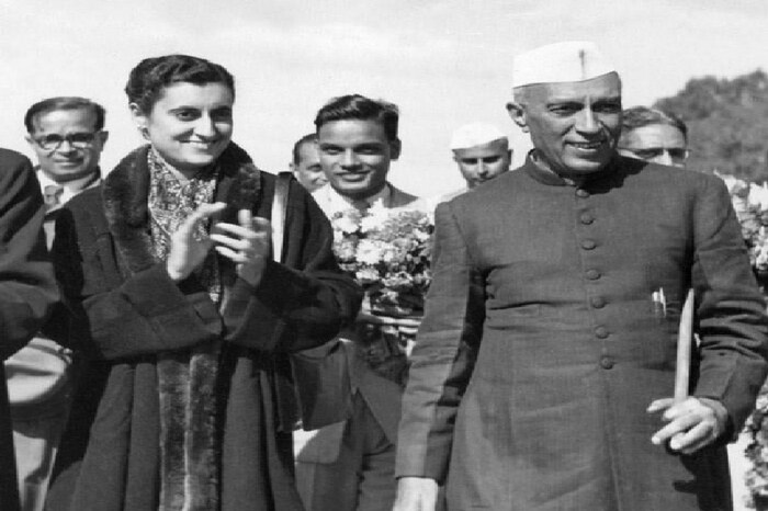 लाल किल्ल्यावरून सर्वाधिक वेळा तिरंगा फडकवण्याचा विक्रम पंडित नेहरूंच्या नावावर आहे. जवाहरलाल नेहरू यांनी 15 ऑगस्ट 1947 ते मे 1964 या कालावधीत सलग 17 वेळा तिरंगा फडकवला. दुसऱ्या क्रमांकावर इंदिरा गांधींचा क्रमांक येतो. त्यांनी आपल्या कार्यकाळात 16 वेळा तिरंगा फडकवला. मनमोहन सिंग यांनी लाल किल्ल्यावरून 10 वेळा ध्वजारोहण केले.